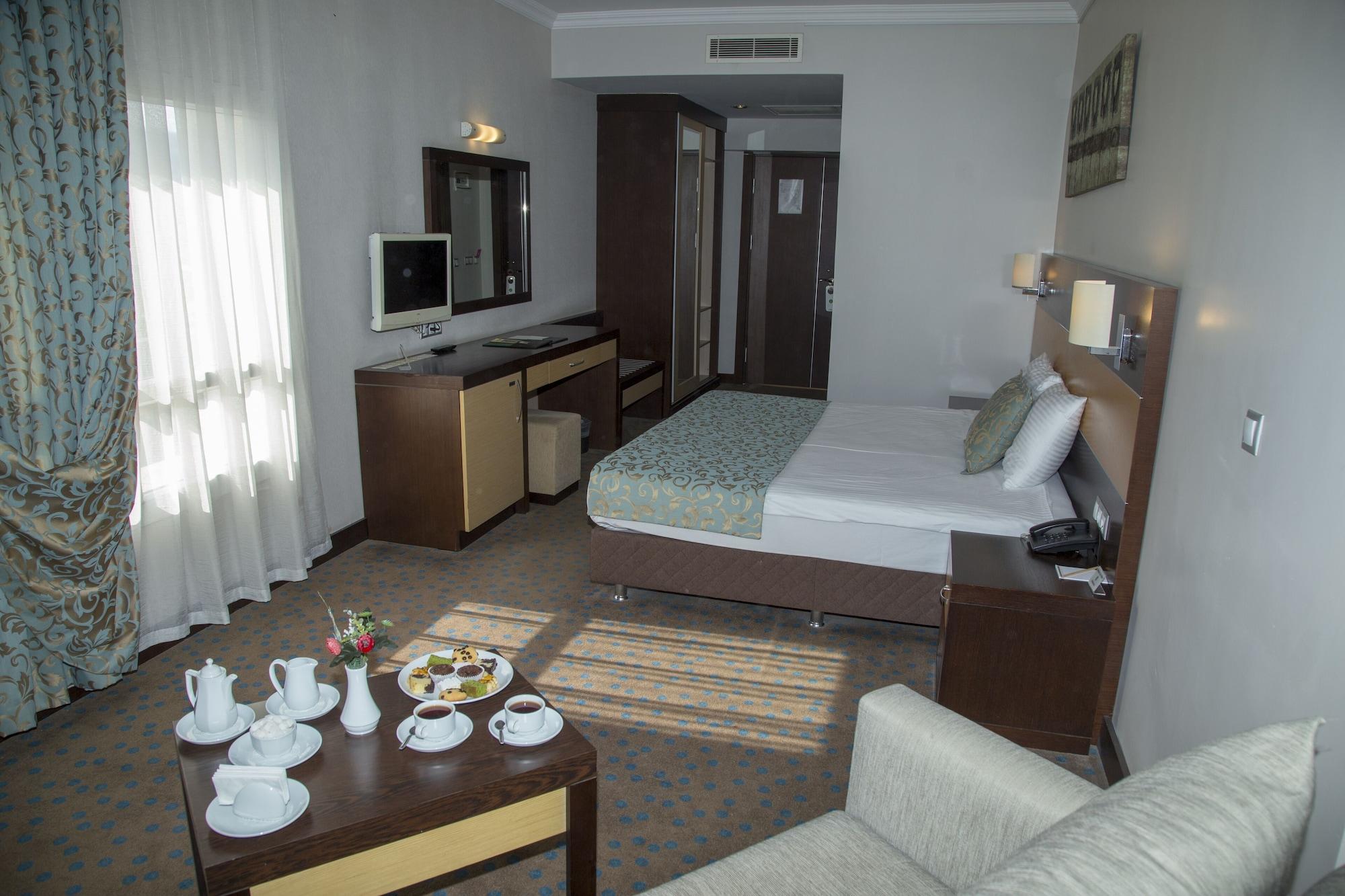 Hotel Mom 4*