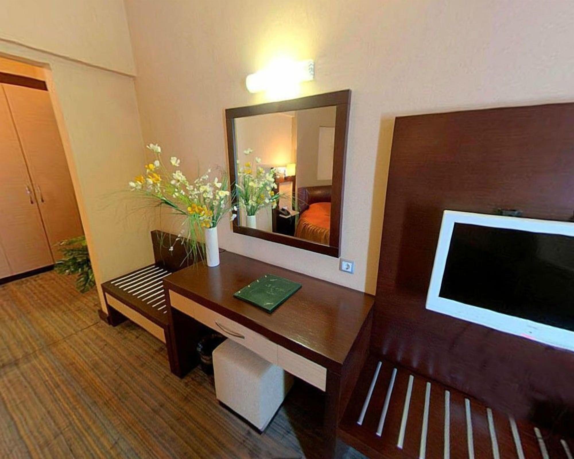 Hotel Mom 4*