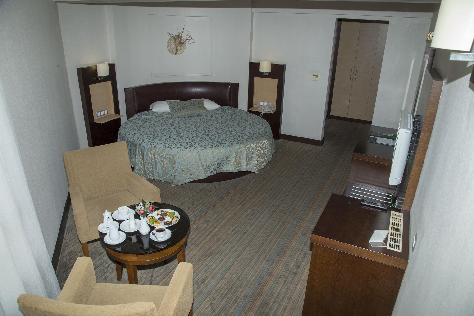 Hotel Mom 4*