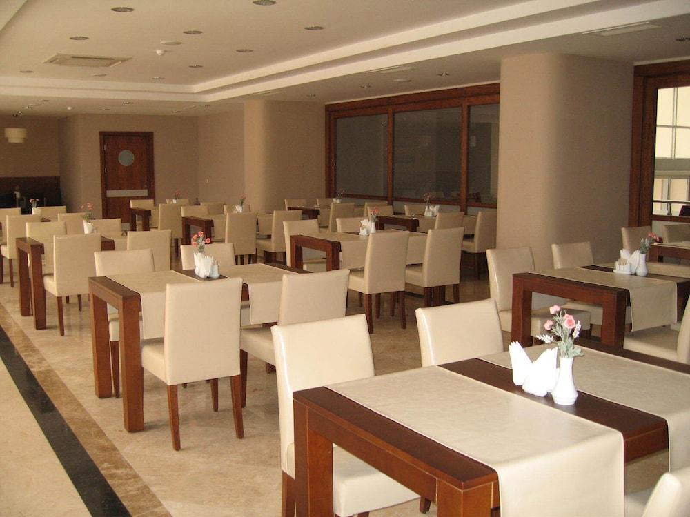 Mom Hotel İzmir