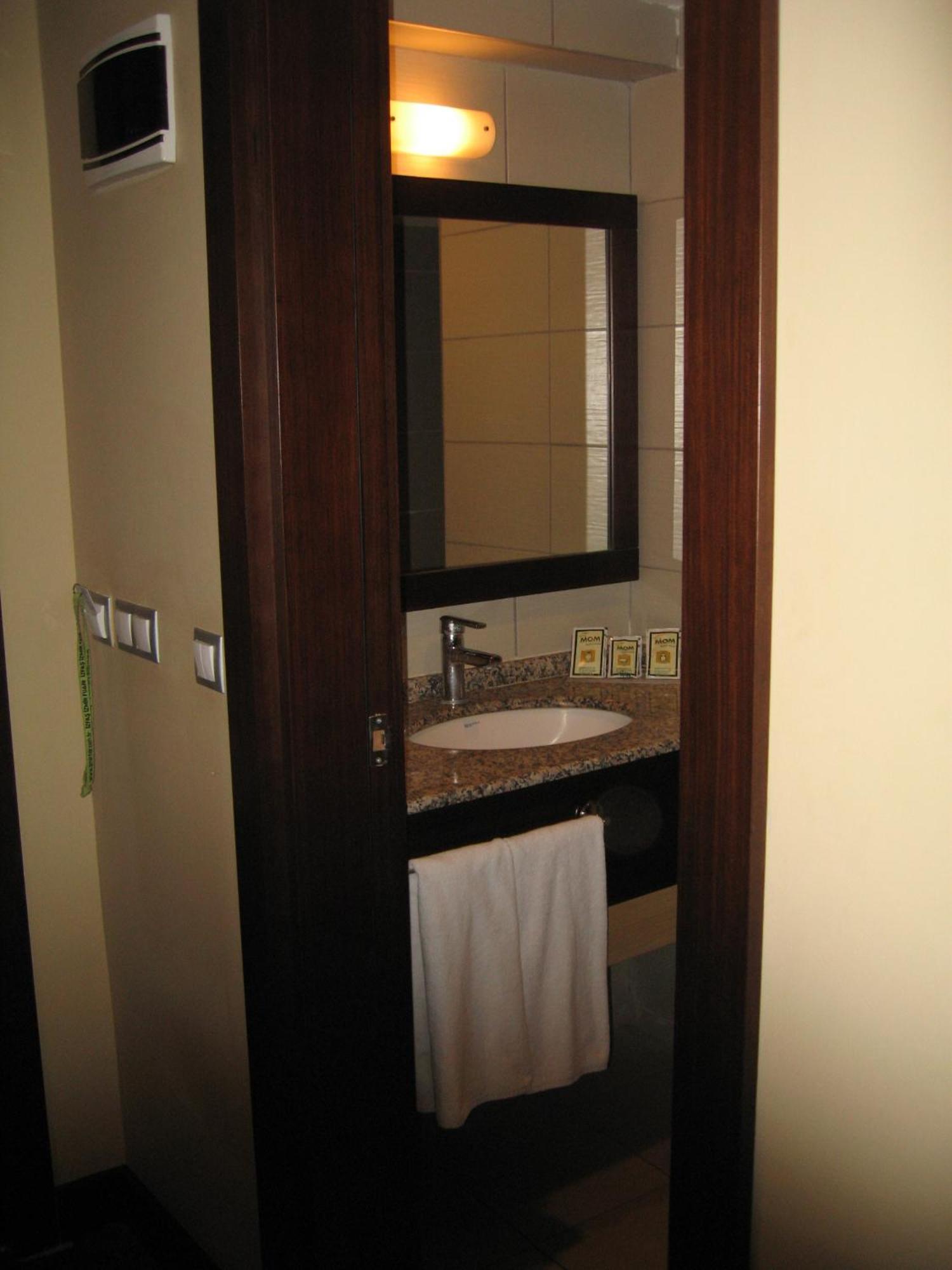 Hotel Mom 4*